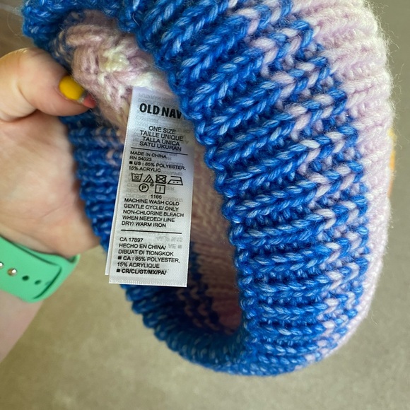 Old Navy Knit Pom Pom Beanie Hat - Picture 4 of 5